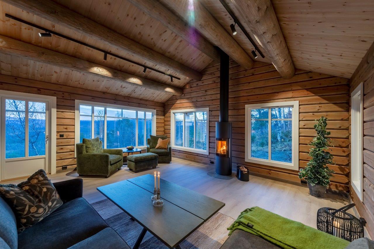 Modern Norwegian log cabin with sustainable design